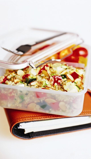 Salade de quinoa avec amandes, feta et légumes d’été
